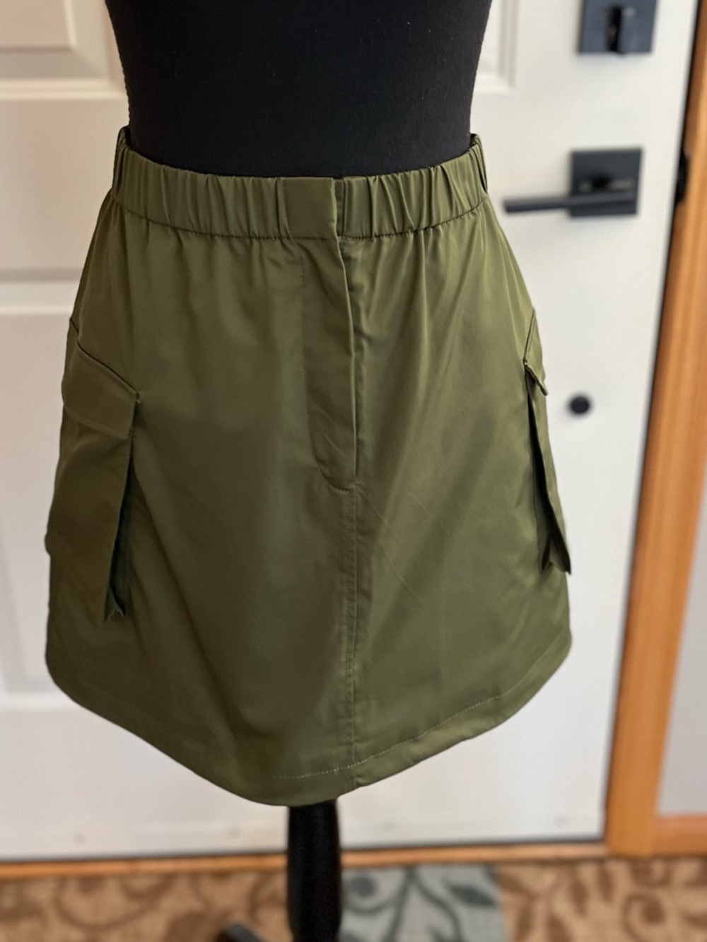 Aritzia Babaton Vessel olive green  cargo elastic waist parachute skirt. Size 4